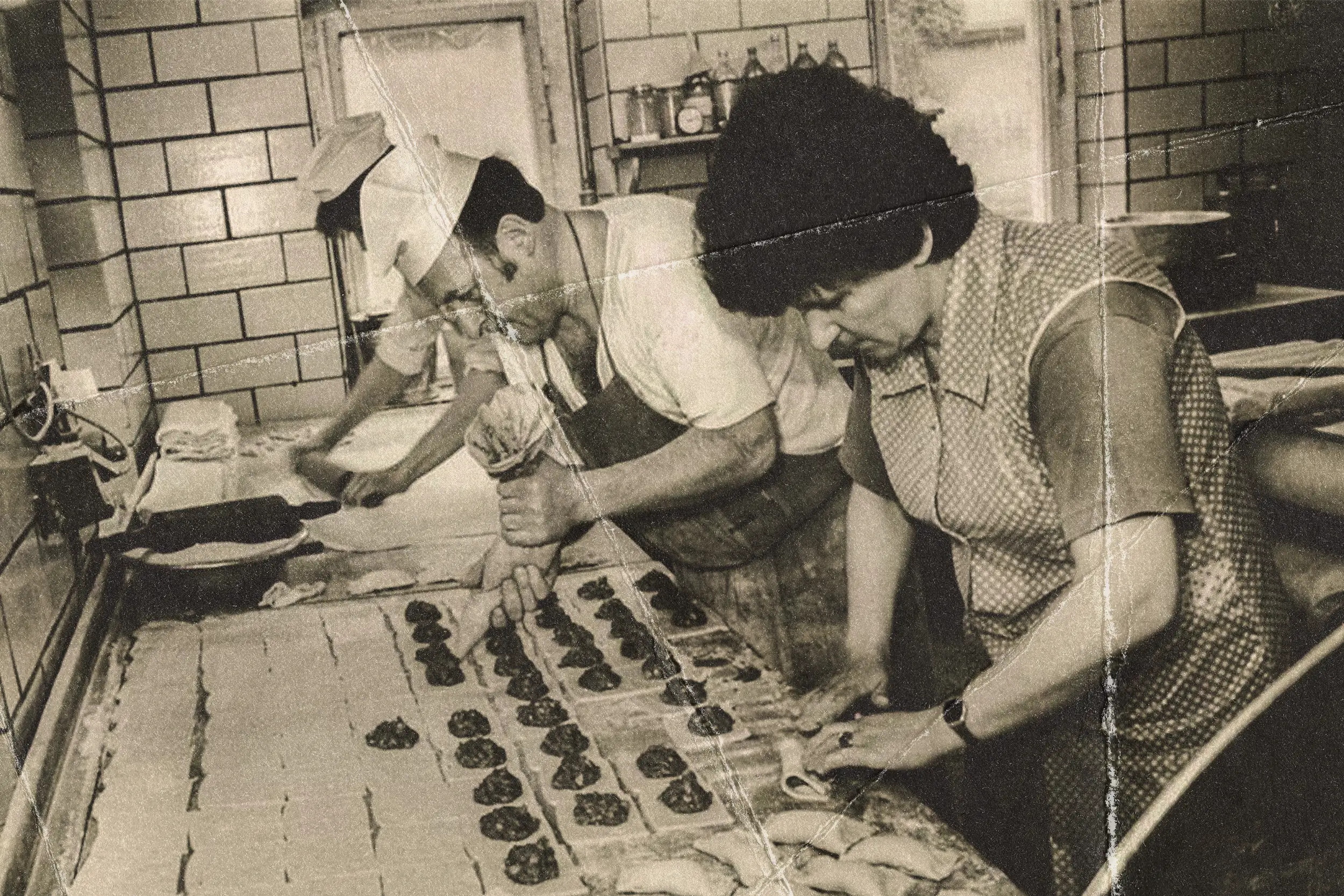 Historische Schwarz-Weiß-Aufnahme von Herbert Göpfert und seiner Schwester Ingrid bei der gemeinsamen Zubereitung von Gebäck.