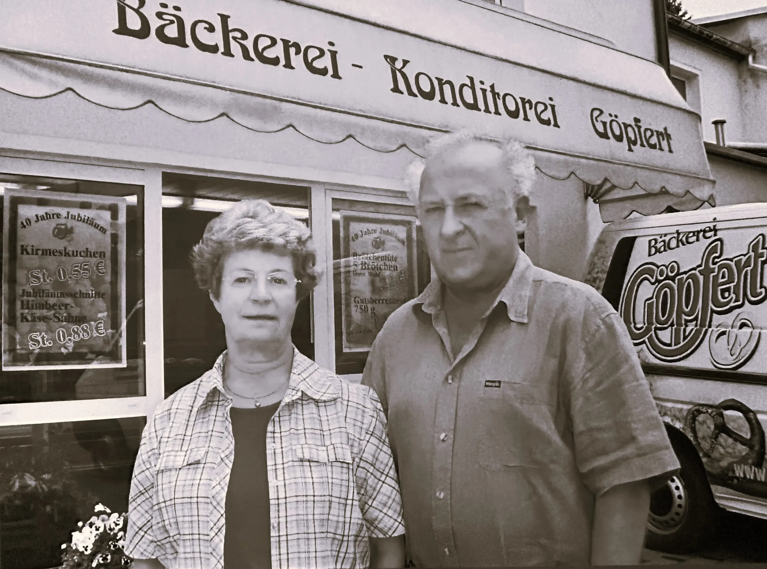 Historische Schwarz-Weiß-Aufnahme eines Ehepaars vor der neuen Konditorei Göpfert.